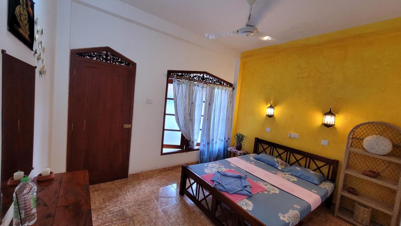 Malika'S Yellow House Hikkaduwa Exterior photo