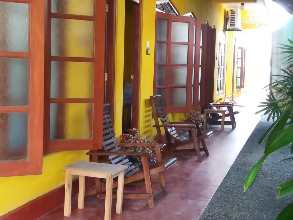 Malika'S Yellow House Hikkaduwa Exterior photo