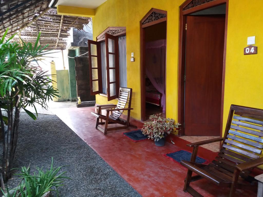 Malika'S Yellow House Hikkaduwa Exterior photo