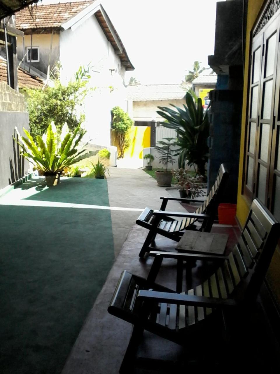 Malika'S Yellow House Hikkaduwa Exterior photo